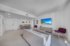Contemporary Miami Getaway with Bay View