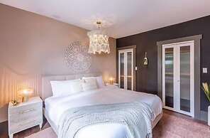 Iconic 3BD Entire House in The Heart Of Pittsburg