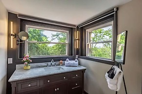 Iconic 3BD Entire House in The Heart Of Pittsburg