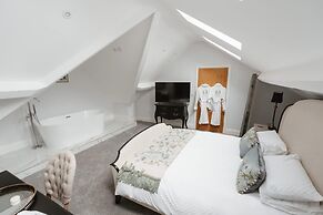 Willow Lodge With Hot Tub