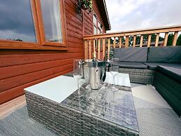 Stunning 3 Bedroom Lodge With Hot Tub in York