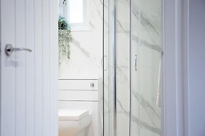 Stunning 3 Bedroom Lodge With Hot Tub in York