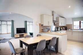 Stunning 3 Bedroom Lodge With Hot Tub in York