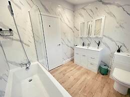 Stunning 3 Bedroom Lodge With Hot Tub in York