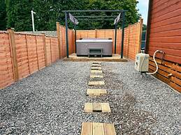 Stunning 3 Bedroom Lodge With Hot Tub in York
