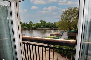 Blue Bridge View - Sleeps 7 With Free Parking