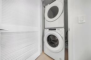 Skyline Retreat Chic 1-BR with City View