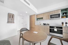 Skyline Retreat Chic 1-BR with City View