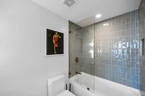 Skyline Retreat Chic 1-BR with City View