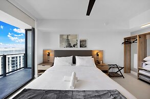 Skyline Retreat Chic 1-BR with City View