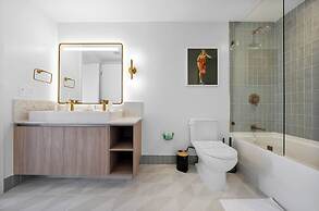 Skyline Retreat Chic 1-BR with City View