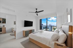 Skyline Retreat Chic 1-BR with City View