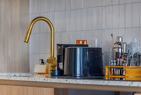 Skyline Retreat Chic 1-BR with City View