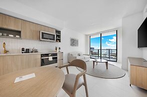 Skyline Retreat Chic 1-BR with City View