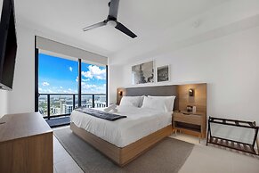 Skyline Retreat Chic 1-BR with City View