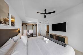 Skyline Retreat Chic 1-BR with City View