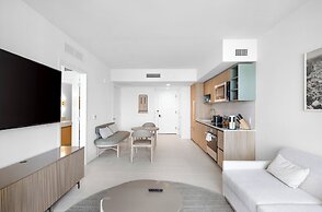 Skyline Retreat Chic 1-BR with City View