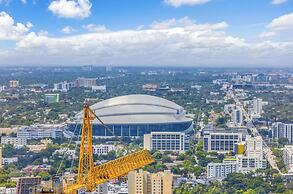 Skyline Retreat Chic 1-BR with City View