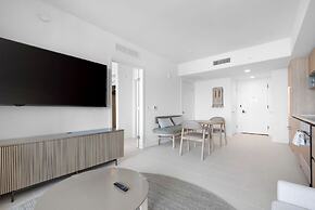 Skyline Retreat Chic 1-BR with City View