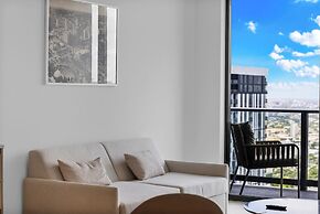Skyline Retreat Chic 1-BR with City View