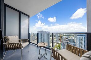 Skyline Retreat Chic 1-BR with City View