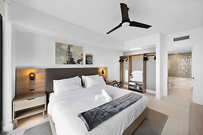 Skyline Retreat Chic 1-BR with City View