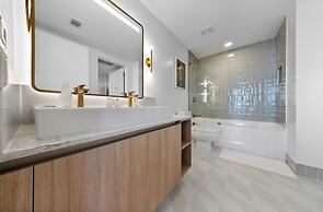 Skyline Retreat Chic 1-BR with City View