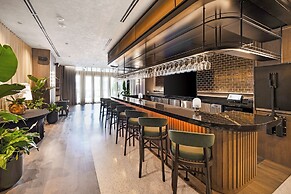 Skyline Retreat Chic 1-BR with City View