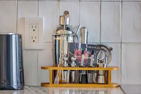 Skyline Retreat Chic 1-BR with City View