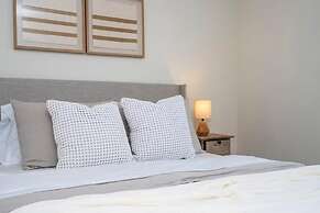 Relaxing Getaway With Private Pool & Lake View