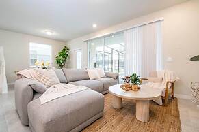 Relaxing Getaway With Private Pool & Lake View