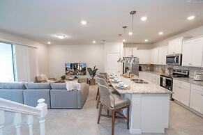 Relaxing Getaway With Private Pool & Lake View