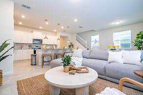 Relaxing Getaway With Private Pool & Lake View