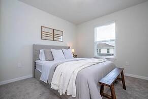 Relaxing Getaway With Private Pool & Lake View