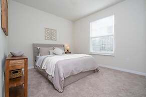 Relaxing Getaway With Private Pool & Lake View