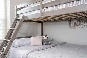 Relaxing Getaway With Private Pool & Lake View