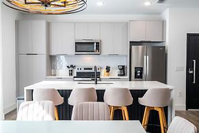 Bright Spacious 4BR Near Attractions