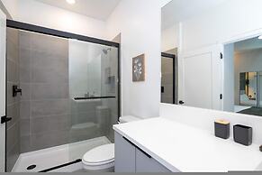 Spacious Getaway With Modern Themed Rooms