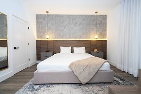 Spacious Getaway With Modern Themed Rooms