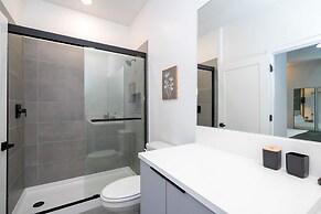 Modern 5BR Near Disney Private Pool