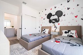 Themed Villa Near Disney Pool Spacious Living