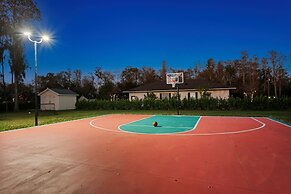 Luxe Waterfront Hideaway w Pool & Pirate Ship Dock