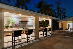 Luxe Waterfront Hideaway w Pool & Pirate Ship Dock