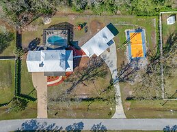 The Perfect Family Retreat w Pool and Games