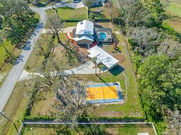 The Perfect Family Retreat w Pool and Games