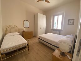 Three-room Apartment Sleeps 5 IN THE NEW Town Area-rif Iaco