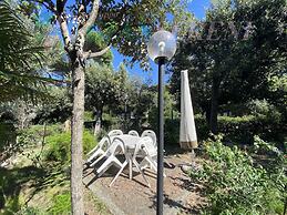 Villa Papini Seafront With 3 Apartments and Garden-rif Papi