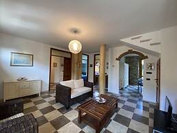 Apartment in Villa With Garden-rif Gioco