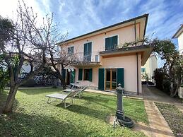 Apartment in Villa With Garden-rif Gioco