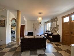Apartment in Villa With Garden-rif Gioco